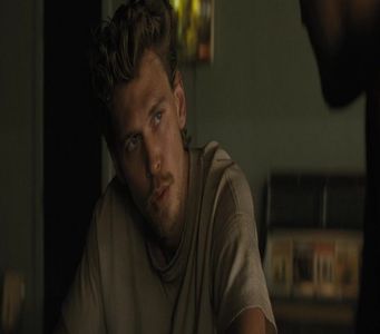 Alexander mi se adresează mă salvează — paharul îmi acoperă gura, altfel poate aș fi zâmbit.; Și nimeni de față nu merită acel privilegiu. Poate doar el. „Sunt la dietă,” îi răspund, fără să clipesc, „dar, din păcate, Katherine nu e. E aici să-mi consume zilele, probabil la foc mic.”
