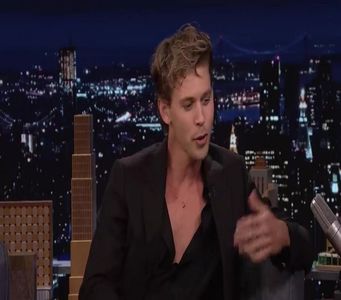 era: era el doar un alt actor în piesa ei absurdă sau doar aștepta momentul potrivit să deschidă; gura și să ne înece pe toți într-o cascadă de logoree pretențioasă? Aveam să aflu. Și ceva îmi spunea că n-o să-mi placă răspunsul.
