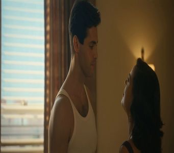 ci și pentru că nu-mi stătea în fire să-mi permit astfel de divagări. Apoi, ca într-un vis — sau; mai degrabă ca într-un glitch în sistemul meu mental — i-am auzit vocea în spatele meu. M-am întors instant, cu o reacție aproape reflexă, și preț de o secundă am crezut că am halucinații

