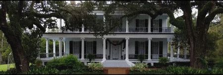 că aerul şi-a tras ultima suflare. Magnolia Estate. Era imensă. Albă, dar arsă de vreme, cu obloane; închise şi acoperiş negru ca noaptea fără lună. Stilul colonial era impunător, dar nu în sensul elegant—ci în felul acela în care un mormânt te poate domina. Îţi amintea că există lucruri mai vechi
