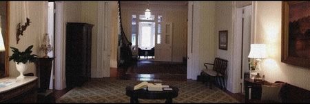 trecând de hol, simţi un lucru clar: plantaţia nu era doar veche. Nu era doar bântuită. Era vie.; Urcarea scărilor nu era o simplă traversare a unui spaţiu. Pentru Lila, fiecare treaptă era ca o verigă într-un lanţ invizibil ce o trăgea mai adânc în măruntaiele acelui loc. Lemnul trosnea sub paşii
