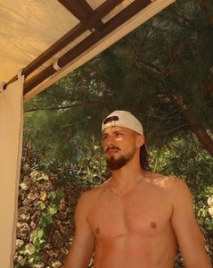 ȘI APOI MI-AM DAT SEAMA CĂ EVITAM SĂ FIE UN CLIȘEU ȘI SĂ ZIC DRĂGUȘIN, BUT HE S THE ONE