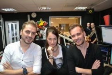 raluka-a-cantat-live-in-studioul-profm-la-greeg-si-marius-onuc-vezi-imaginile-din-studio-ai-asculta-