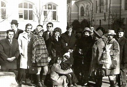 Prof. Radu Z. Tudose (stânga) la căsătoria mea civilă, Iași 1975; La Starea Civilă, 15 noiembrie 1975. Profesorul era șeful meu de laborator, la Institutul „Petru Poni”.

