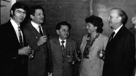 Prof. Radu Z. Tudose (în centru) cu câțiva universitari bucureșteni, 1984; Cu profesorii A. I. Ștefan, Valeriu Jinescu, Marcela Muntean și Raul Mihail, București 1984
