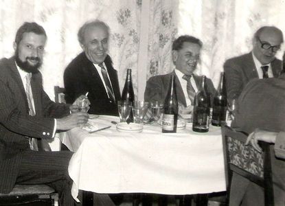 Prof. Radu Z Tudose la masa festivă de la Casa Universitarilor 1; De la stânga spre dreapta: Cristian Zăinescu (doctorand), prof. Ioan Ibănescu (Iași), prof. Radu Z. Tudose (Iași, șeful Catedrei de Inginerie chimică) și prof. Zeno Gropșean (Timișoara, șeful Catedrei
