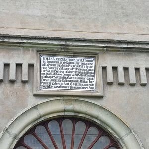 placa comemorativa pe turnul biserici din Valeni