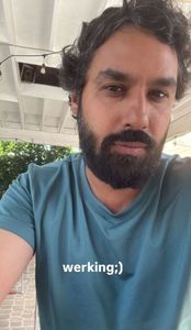 Raj ( 43 ) incercand sa se integreze in gasca Sarayei ( unde toti au 29 )