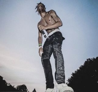 ᴶᴺ　ṬṛạṿịṣՏƇƠƬƬⁱˢ˕ɐꓶFᥣᥲmᥱ (Rօժҽօ).　　The rawness of La Flame here feels like a sonic; rebellion—wild, reckless, and hungry. This version of Travis wasnʼt polished yet, but he had already built his mythos.　ᵗʰᵉՏօմղժեɾɑϲƙ: Nightcrawler.
