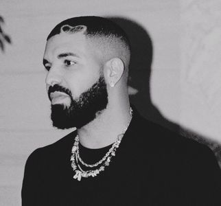 ᴶᴺ　ƊRⱭƘҼG̣ṛạḥ.ⁱˢ˕CᥱrtιfιᥱdɹǝʌoꓶBoყ.　　This is the most self-aware Drake. The heart on; his head wasn’t ironic—it was marketing. It’s champagne captions, IG-ready vulnerability, and knowing the joke is already on him.　ᵗʰᵉՏօմղժեɾɑϲƙ: 7am On Bridle Path.
