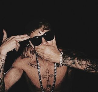 ᴶᴺ　J̣ụṣṭịṇƁӀҼƁҼRⁱˢ˕Bιzzᥣᥱ(Lιghtskιᥒ).　　Born from rebellion and reinvention. This is Bieber; wounded and wild, making mistakes publicly but writing his way back to grace. “Bizzle” marked the fall and rise—not polished pop, but purpose through pain.　ᵗʰᵉՏօմղժեɾɑϲƙ: Wait For A Minute.

