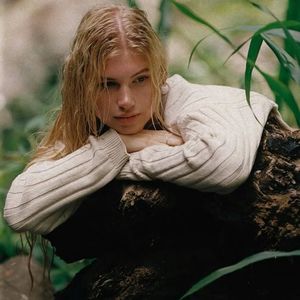 ،27ᵗʰJun،　⋆☾ℳ̣ọọṇṿẹịḷ‧ ━Falling Asleep At The Wheel, Holly Humberstone.