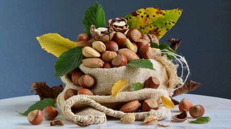 1306296-3840x2160-desktop-4k-hazelnuts-background-image