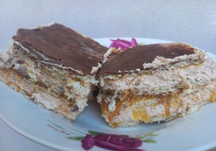 Tort de biscuiti cu crema caramel si jeleu de piersici