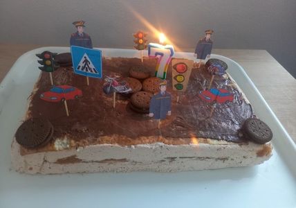 Tort de biscuiti cu crema caramel si jeleu de piersici