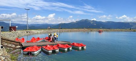 Lacul de acumulare; acest lac alimentează, iarna, tunurile de pe pârtia de schi.
