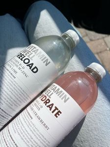 vitamin water a devenit bff mEU recent, chiar daca unfortunately nu le mai gasesc; pe astea din poza, desi le iubeam in liceu. i would give one lung for those. am devenit dependenta de ele (cu masura, gen 3-4 days between).
