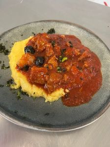Tocanita de porc cu masline si mamaliga