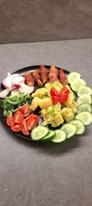 Cartofi natur, legume proaspete , piept de pui învelit in bacon