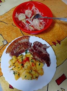 Piept de porc la gril,cartofi țărănești și salată