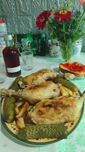 Pulpe de pui la gril, cartofi prajiti, castraveti murati
