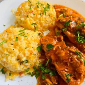 Tocăniță cu carne  de pui si garnitură de orez
