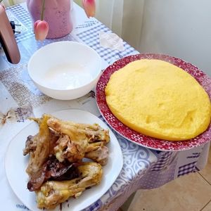Friptura de pui la ceaun cu mamaliga si mujdei