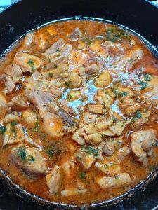 Carne de porc cu sos de rosii