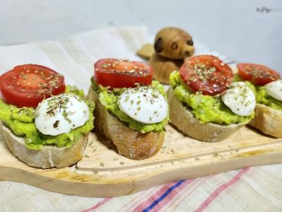 Bruschete cu avocado si rosii cherry