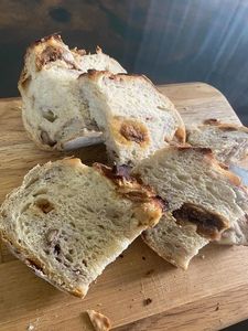 Paine artizanală cu maia, gorgonzola, nuci și smochine deshidratate