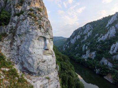 Statuia_Chipul_lui_Decebal_-_Cazanele_Dunării,_România