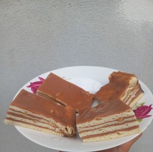 Prajitura  cu foi fragede si crema de ciocolata cu alune