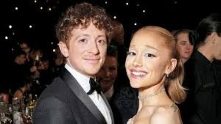 Ethan Slater si Ariana Grande.