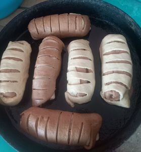 Cornuri bicolore franjurate cu mere si pere
