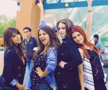 Daniela Monet, Victoria Juistice,Elizabeth Gillies, Ariana Grande.