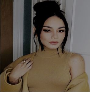hazzy  (4)   she got Vanessa Hudgends ♥