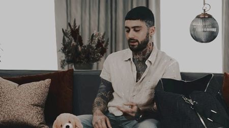 ⸺ mereu am urât să merg la astfel de evenimente ,prea mult b*llshit intr-un singur loc .; la dracu cu toate și cu toți  &quot; puteam să jur că incă nu eram beat intr-atât de tare incât să mă pierd cu firea dar de data asta am simțit o durere la nivelul umărului ,și o durere destul de pute
