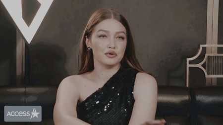 ⸺ findcă eram prea obosită decid să zic murmur promt un  "s-scuze " apoi dau să mă intorc către; grupul meu restrâns de prieteni dar iarași mă lovesc de data asta de pieptul acelui tip țâfnos &quot; la naiba .. &quot; nu era firesc ca celebra annelise  archambeaux să injure ,dar defapt am decis s
