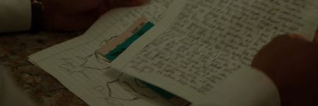 contracte—totul se împrăştie pe podeaua lucioasă, ca o explozie albă. Filele plutesc în aer o; secundă, apoi cad lent, una câte una. Amir rămâne nemişcat. Respiraţia îi e grea. În privirea lui nu e doar furie—e şi un soi de ruşine, ascunsă adânc, dar acolo. Reală. Cât se poate de reală.
