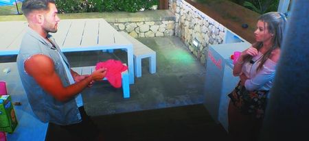 ᔆᴱᴬᔆᴼᴺ ³ˑCamilla schools Jonny on what is feminism⸺When he said he’d feel “almost; emasculated” if a girl were to pay for him, Camilla gave him a lesson in feminism and the imbalance of power and opportunities between men and women.
