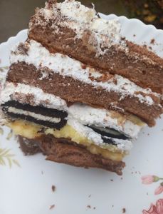 Tort cu crema de vanilie, frisca si biscuiti oreo
