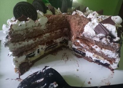 Tort cu crema de vanilie, frisca si biscuiti oreo