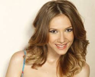 Rol:Raluca Dumitrescu din Pariu cu Viata si O noua viata.