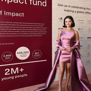 -`ღ´- ѕєℓєиα gσмєz, ѕιиgєя -`ღ´-