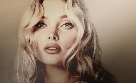 ᵀᴿᴵᔆᵀᴱᔆᔆᴱˑӇҽժժɑ Ӈåƙօղsҽղ’s˒ داخلᵇᵃᵍLoewe Puzzle Bag in Ice Blue.; “There’s always rosin spray rolling around in here, leftover from practice. My lucky scrunchie is basically a relic at this point. And I stash protein bites because I’m hungry every 20 minutes.”
