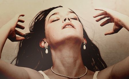 ᴺᴵᴰᴬᴿᴼᔆˑƬօѵҽ Տեᴊҽɾղɑ’s˒ داخلʰᵉʳ ᵇᵃᵍBottega Veneta Mini Jodie.; “My bag always smells faintly like herbs ’cause I carry a little bundle for tastings. There’s a chef’s timer in here, and I always have burn gel packets tossed around from, well, occupational hazards.
