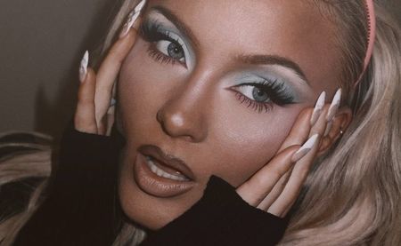 ᴵᴵ⁾ ⱭƖѵɑ ՏøɾҽƖժᴮᴱᴱᴺcastedᴵᴺ ʻḤọụṣe Ḅụṇṇyʼ where she plays ᔆʰᵉˡˡᵉʸ ᴰᵃʳˡⁱⁿᵍˢᵒⁿˑ 　After being; forced to leave the Playboy Mansion, she becomes the house mother for a sorority of socially-awkward girls, where she teaches them to be more popular and confident.
