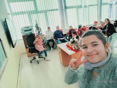 ; Maya face selfie, Franci sus pe scaun si Narcisa, Miru profesoara, Marian langa mine , Sebi se uita la tabla
