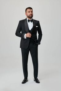 Adrian-Mutu-Imbracat-in-costum-ceremonie-mire-ginerica-2-300x450