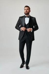Adrian-Mutu-in-costum-ceremonie-cu-patern-Dobre-Tailoring-3-300x450